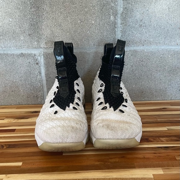 Nike LeBron 15
Graffiti (GS) - Picture 4 of 5